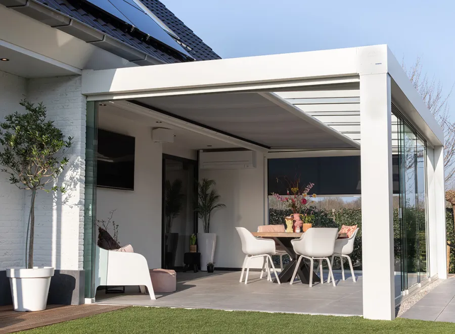 witte veranda met zonwering